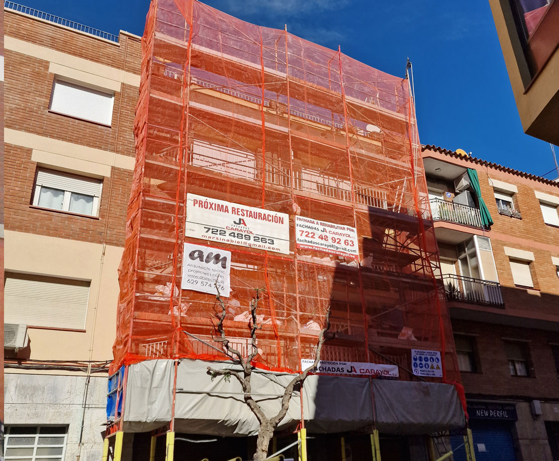 Rehabilitación de Fachada Principal en Edificio Plurifamiliar