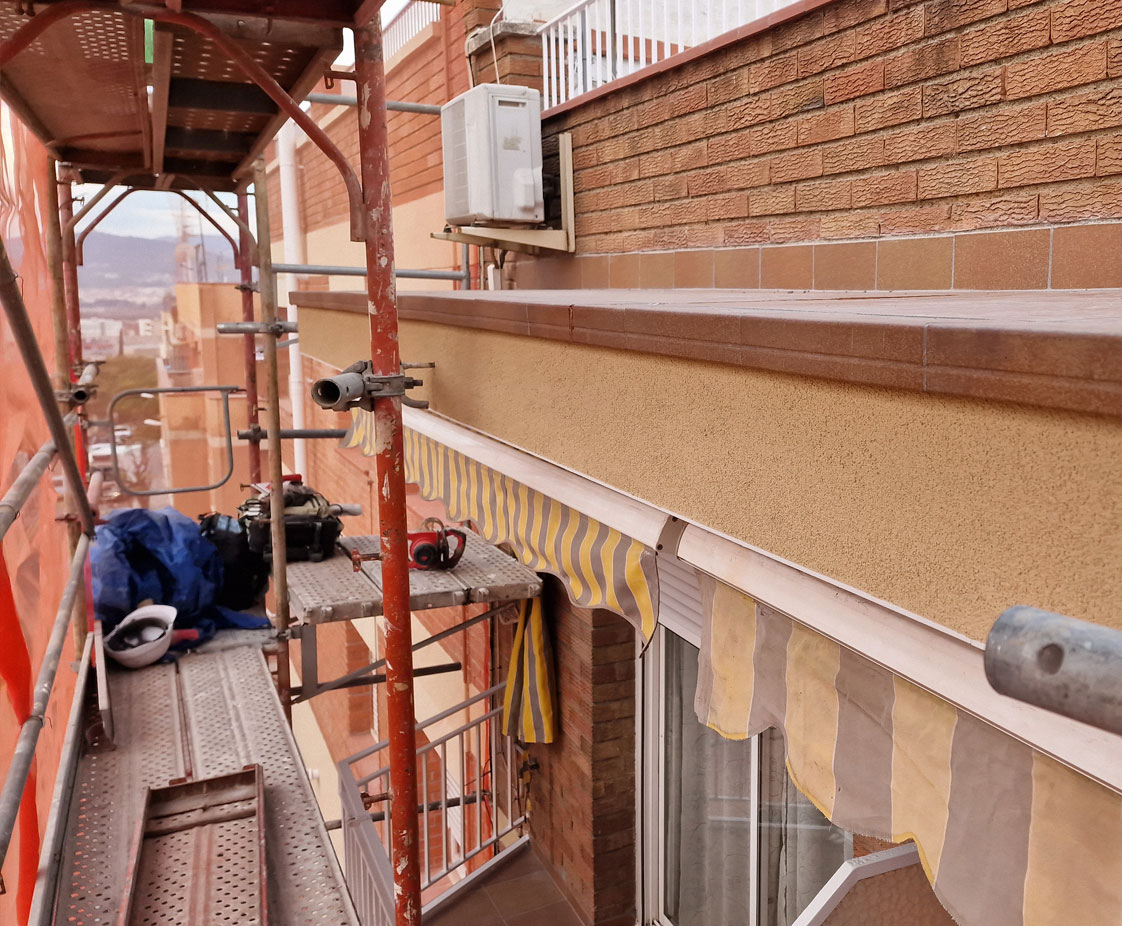 Rehabilitación de Fachada Principal en Edificio Plurifamiliar