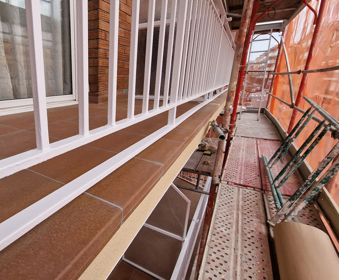 Rehabilitación de Fachada Principal en Edificio Plurifamiliar