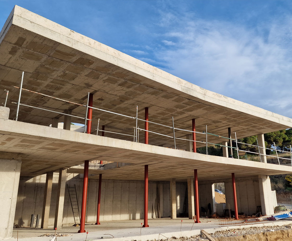 Construcción vivienda unifamiliar aislada con piscina.