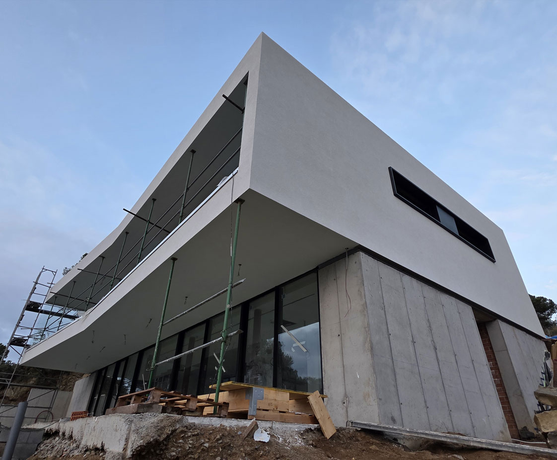 Construcción vivienda unifamiliar aislada con piscina.