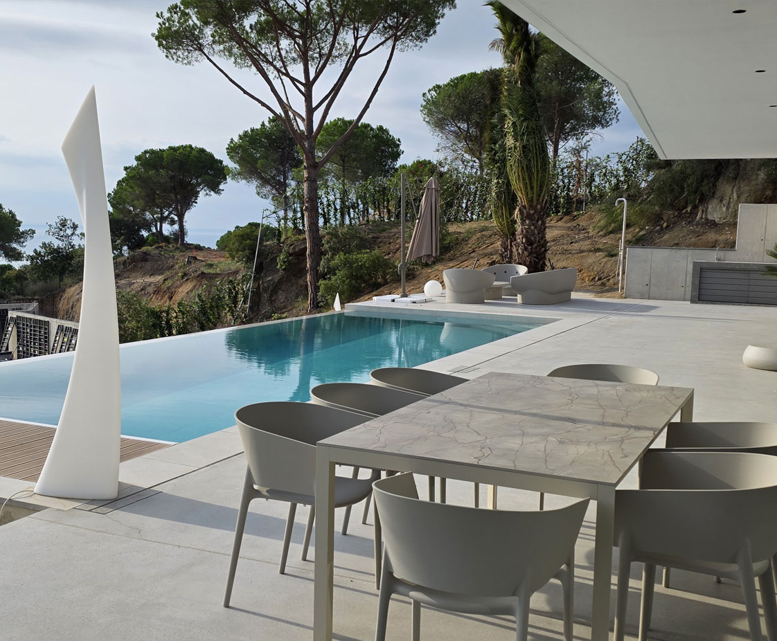 Construcción vivienda unifamiliar aislada con piscina.