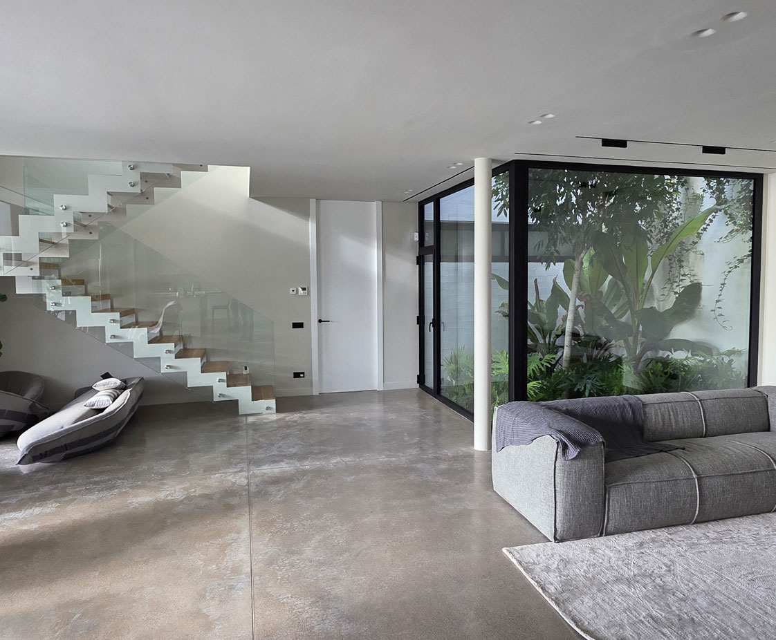 Construcción vivienda unifamiliar aislada con piscina.