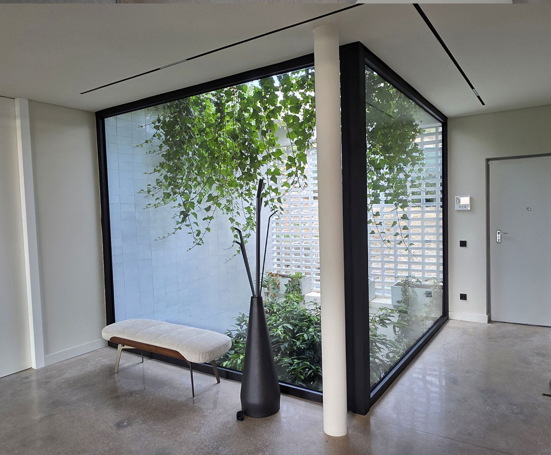 Construcción vivienda unifamiliar aislada con piscina.