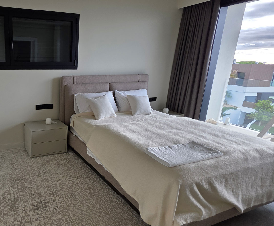 Construcción vivienda unifamiliar aislada con piscina.