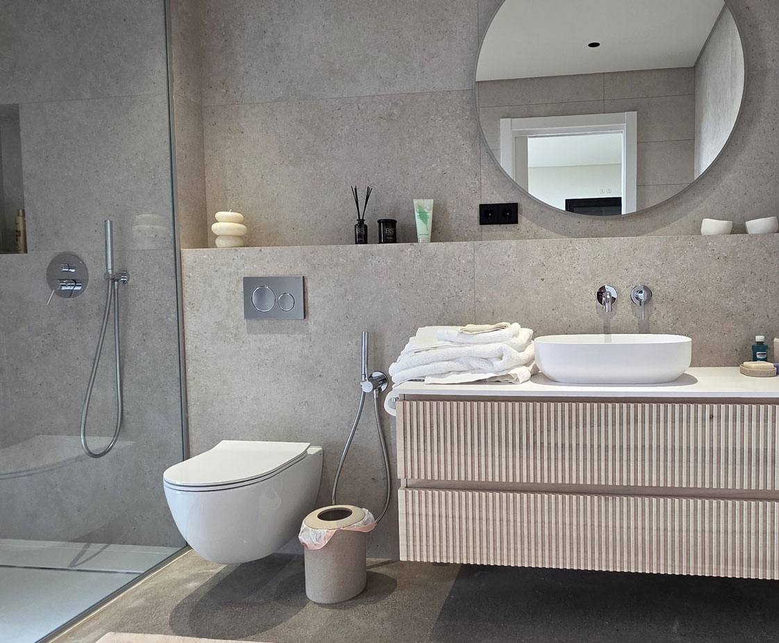 Construcción vivienda unifamiliar aislada con piscina.