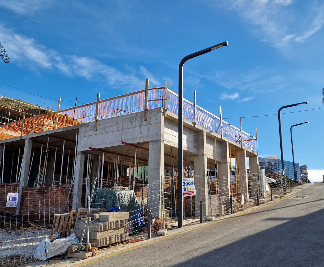 Construcción vivienda unifamiliar entre medianeras con piscina.