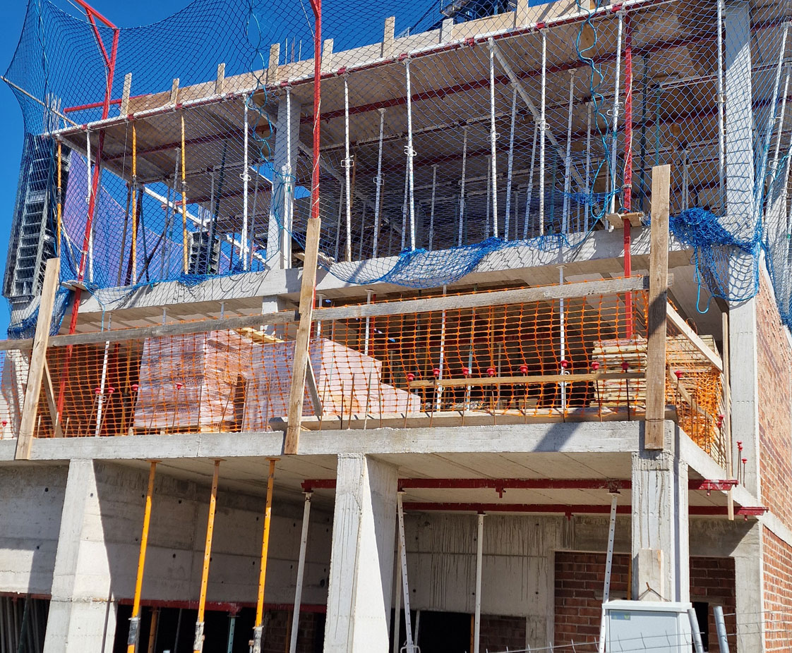 Construcción vivienda unifamiliar entre medianeras con piscina.