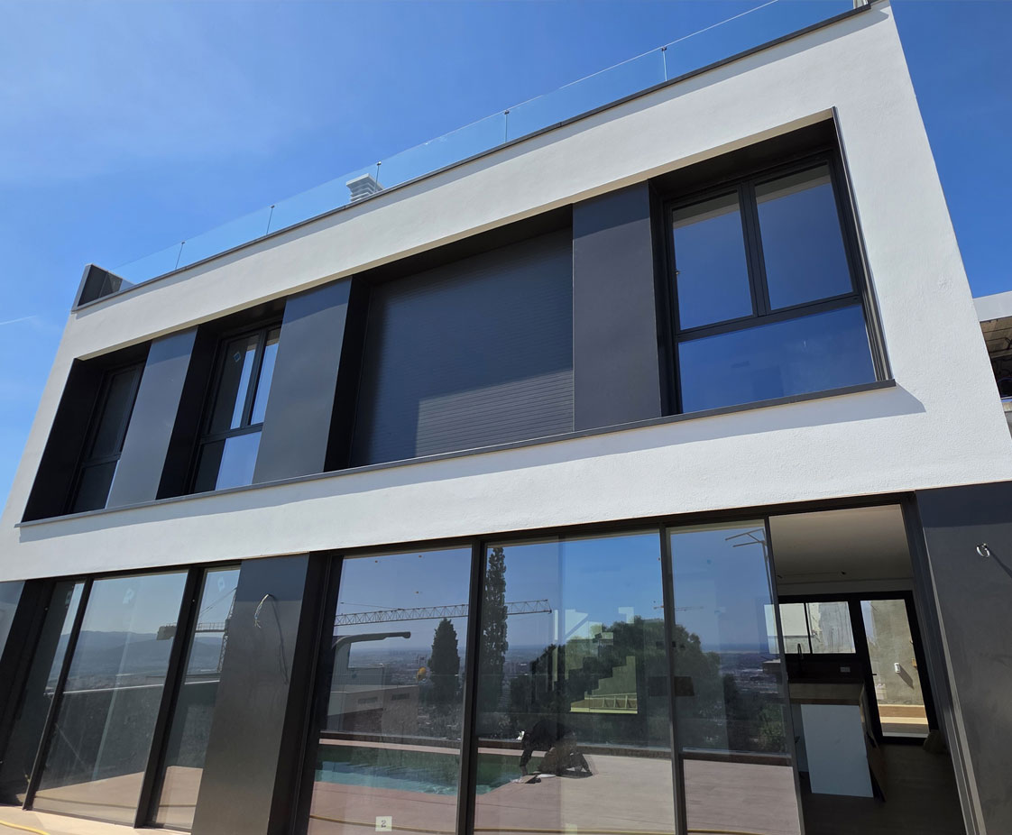 Construcción vivienda unifamiliar entre medianeras con piscina.