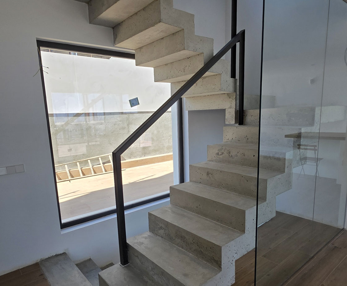 Construcción vivienda unifamiliar entre medianeras con piscina.