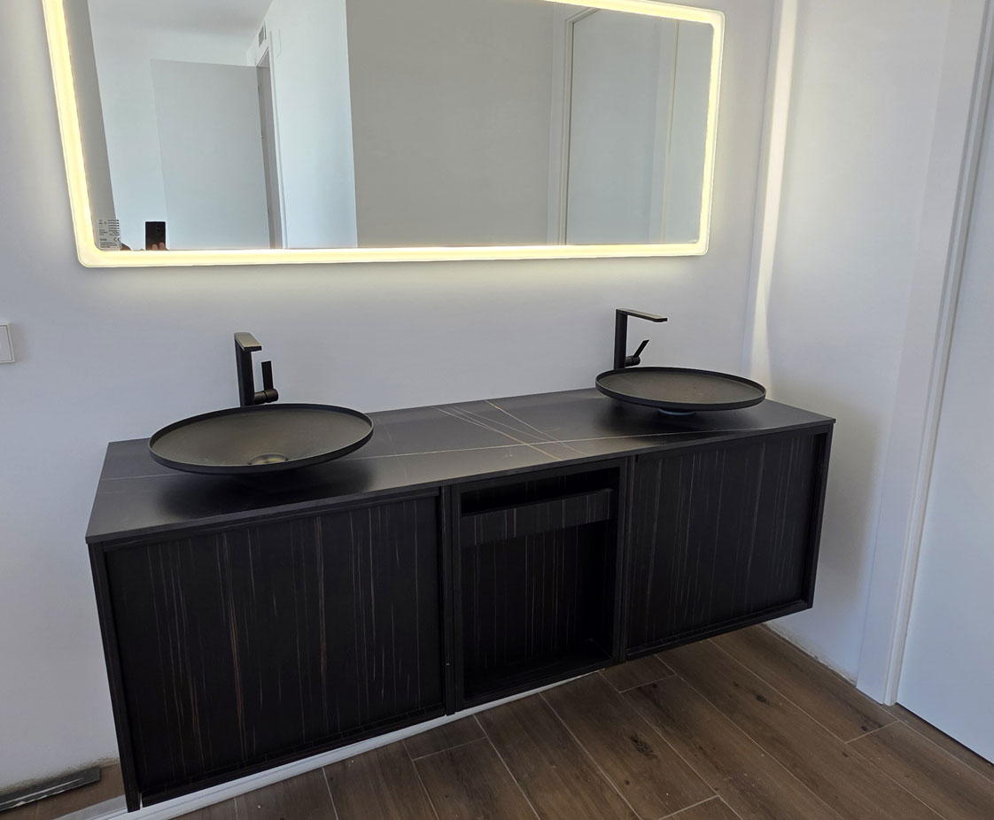 Construcción vivienda unifamiliar entre medianeras con piscina.