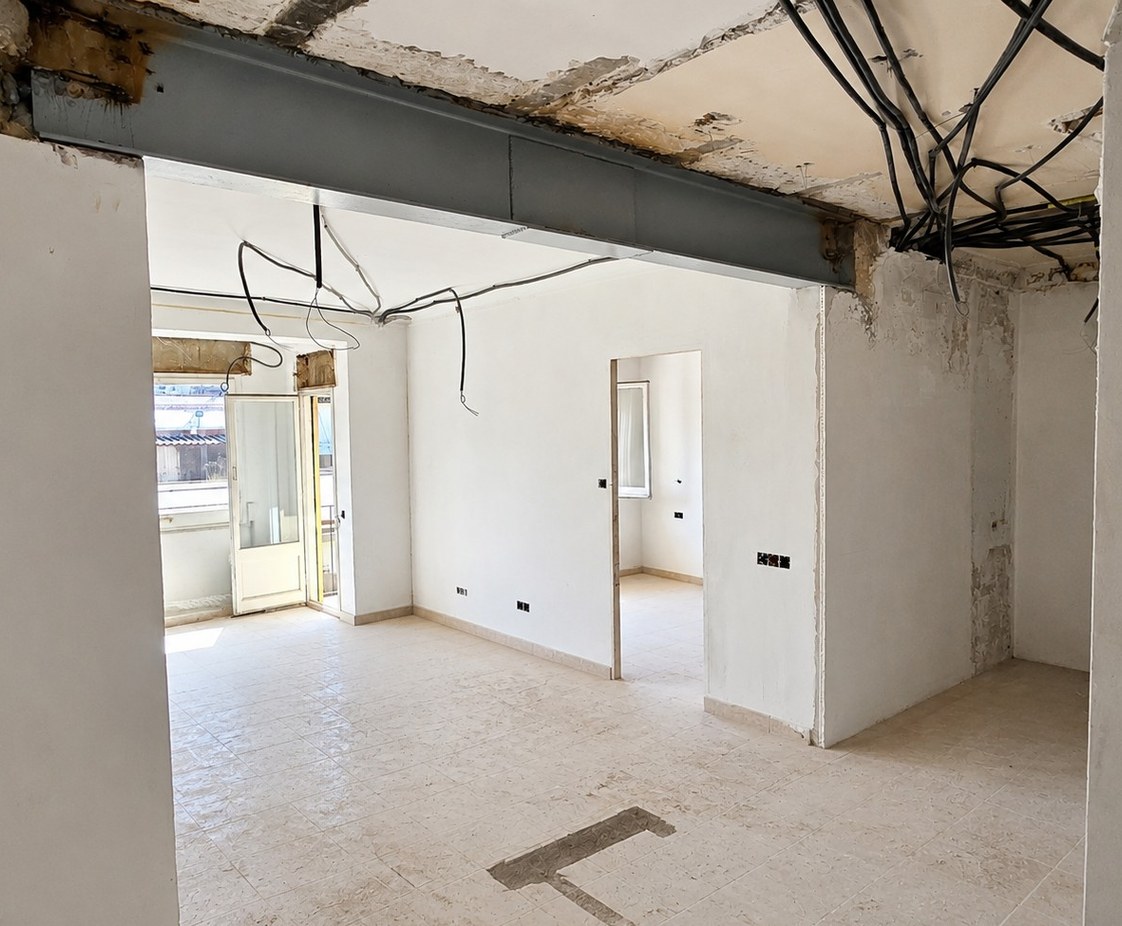 Reforma Interior de Vivienda en Barcelona, con Redistribución y Afectación Estructural