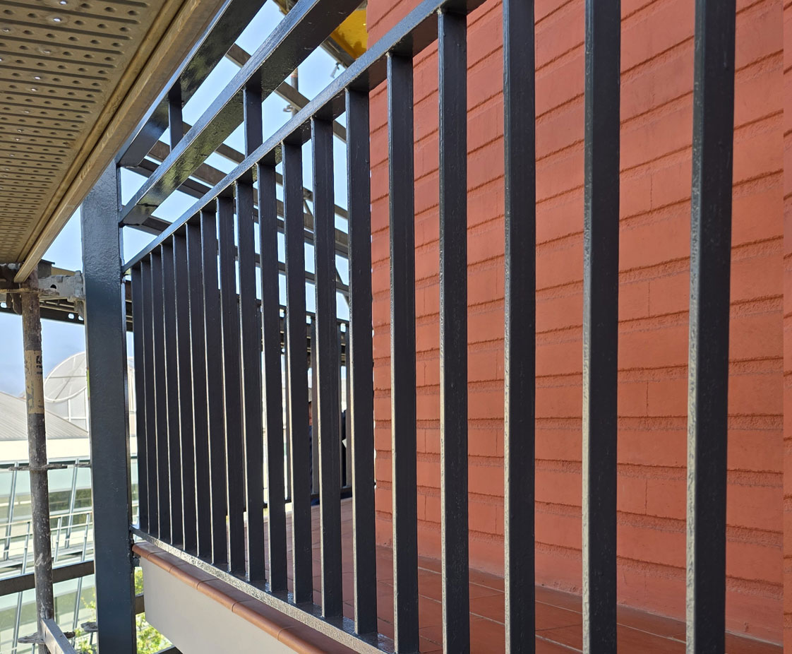 Rehabilitación de Fachada Principal en Edificio Plurifamiliar