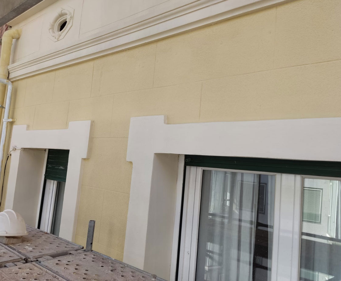 Rehabilitación de Fachada Principal en Edificio Plurifamiliar
